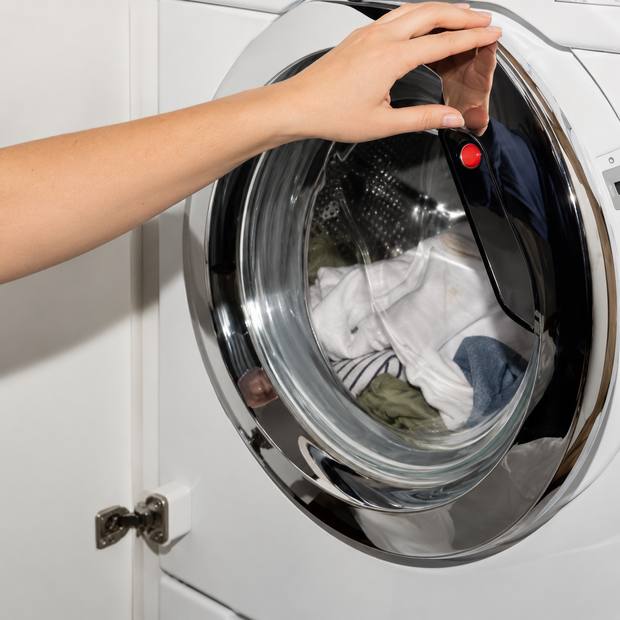 Closing the washing machine door